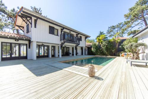 dom z basenem przed domem w obiekcie VILLA DU PHARE au CAP FERRET w mieście Cap-Ferret