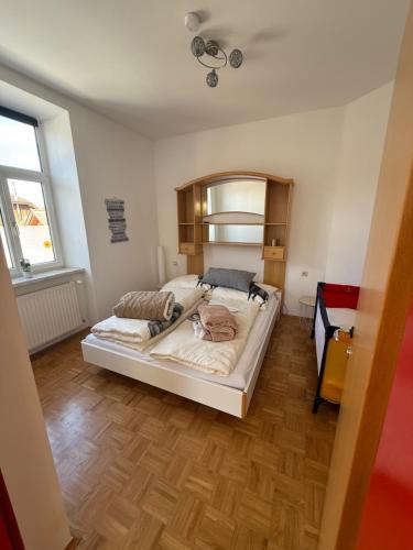 GlobasnitzにあるRustica apartmensの部屋の中に大きなベッドがある寝室