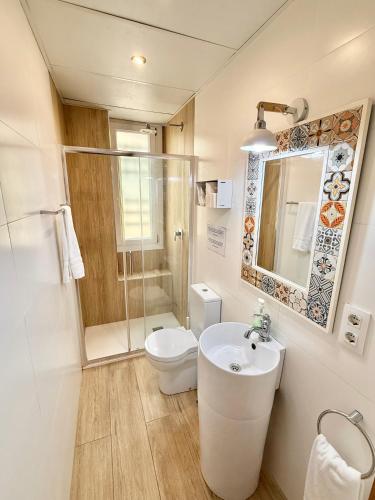a bathroom with a shower toilet and a sink at Apartamento Vive Zaragoza in Zaragoza