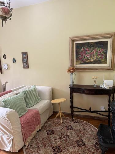 a living room with a couch and a table at Casa Vintage in Ouro Preto