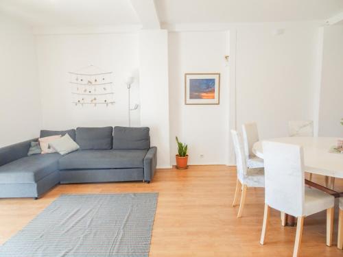 un salon avec un canapé bleu et une table dans l'établissement Quinta de Lagos, à Lagos