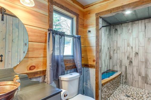 Ένα μπάνιο στο Couples Retreat Mtn-View Cabin in Blue Ridge!