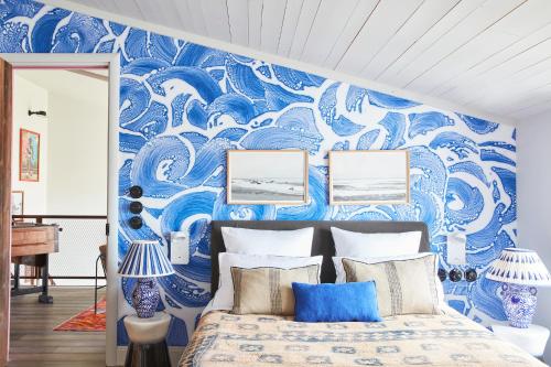 - une chambre dotée d'un mur bleu avec une fresque murale bleue dans l'établissement Maisons 322 - Maison La Flamboyante, au Bois-Plage-en-Ré