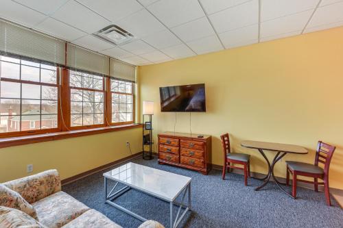 a waiting room with a couch and a table at 1 Mi to Allegheny River New Kensington Studio! in New Kensington