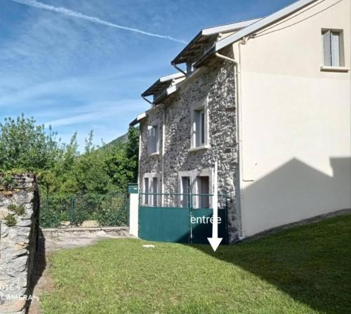 Cette maison en pierre est décorée dans des tons verts et blancs. dans l'établissement maison familiale en montagne près d'Ax les thermes, à Caussou