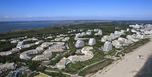 Charmant studio en bord de mer, piscine, climatisation, parking privé et wifi