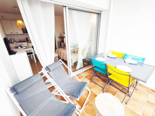 Charmant studio en bord de mer, piscine, climatisation, parking privé et wifi