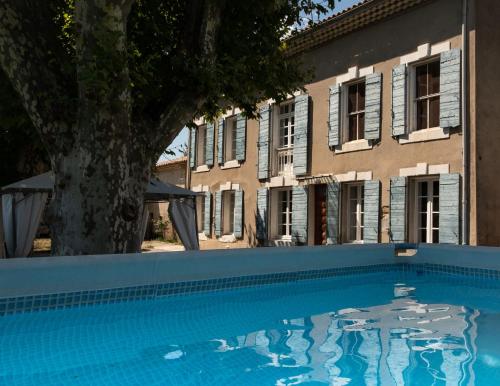 une grande piscine devant un immeuble dans l'établissement La maison du bonheur, à Pélissanne