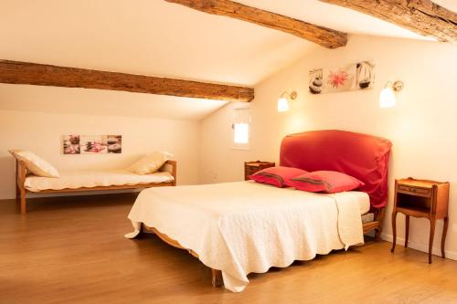 une chambre avec un lit et une chaise dans une pièce dans l'établissement La maison du bonheur, à Pélissanne