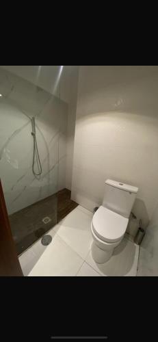 Un baño de Apartamento na cidade de Luanda, Mutamba, Angola, África