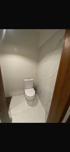 Un baño de Apartamento na cidade de Luanda, Mutamba, Angola, África
