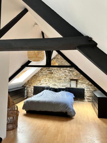 - une chambre mansardée dans l'établissement L'atmosphère, à Plérin