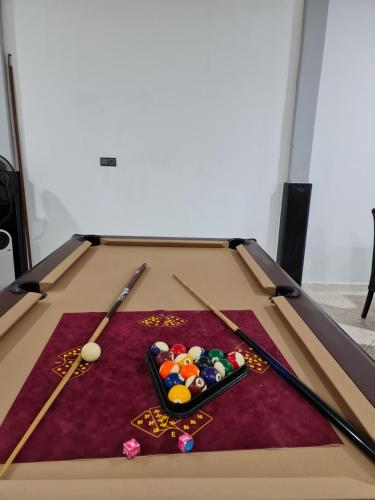 Una mesa de billar en Jebril palace