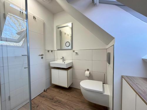 ein Badezimmer mit Toilette und Waschbecken in der Unterkunft Padua W05 in Cuxhaven