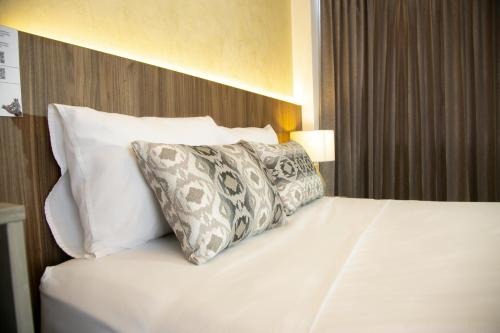 a large white bed with pillows at Yours Hotel Lifestyle in Chiclayo