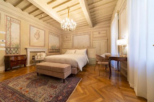 Postel nebo postele na pokoji v ubytování Residenza d'epoca Luca Pacioli