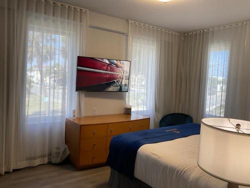Una cama o camas en una habitación de The Streamline Hotel - Daytona Beach