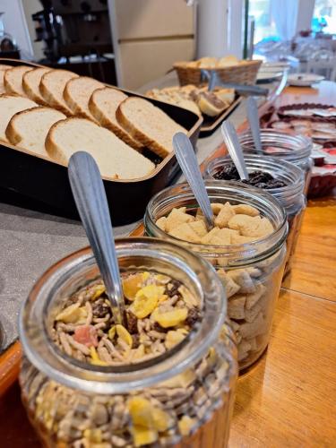 una tavola ricoperta di barattoli di cibo e pane di Hotel Gran Lido a Santa Teresita