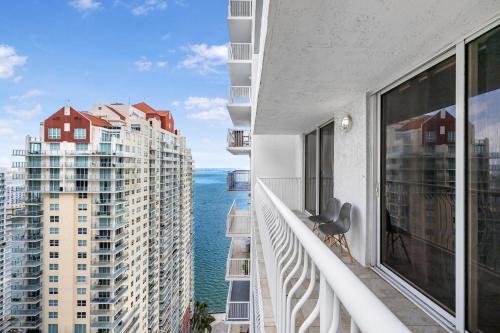 Exclusive 1BR Apartment on 35th floor photo 7