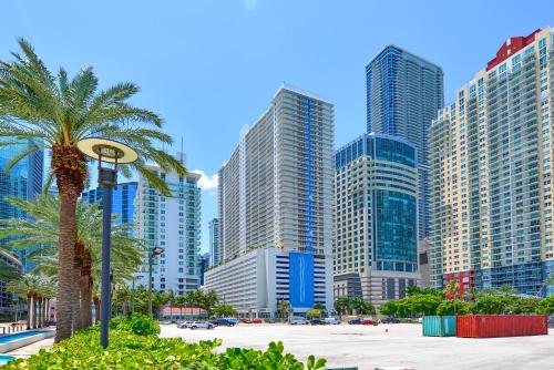 Exclusive 1BR Apartment on 35th floor photo 11