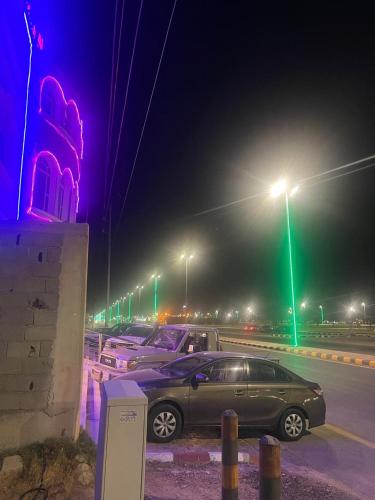 a car parked in a parking lot at night at شقق قصر القمةالمخدومة in Al Qayşūmah