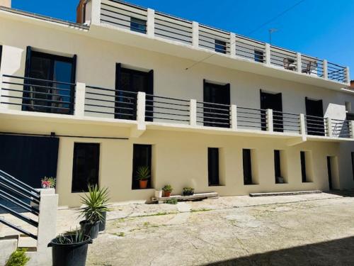 Το κτήριο όπου στεγάζεται  το δωμάτιο σε οικογενειακή κατοικία