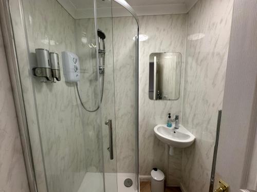 a bathroom with a shower and a sink at City Guesthouse in Oxford