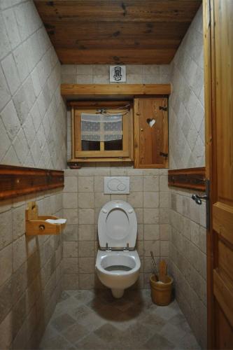 Elle comprend une petite salle de bains pourvue de toilettes et d'une fenêtre. dans l'établissement Grand Chalet - Coeur de la montagne, à Mont-Saxonnex