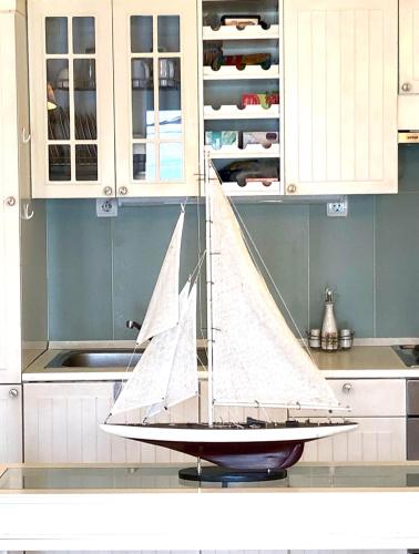 a small sail boat on a counter in a kitchen at Apartment Tri Kiparisa in Tivat