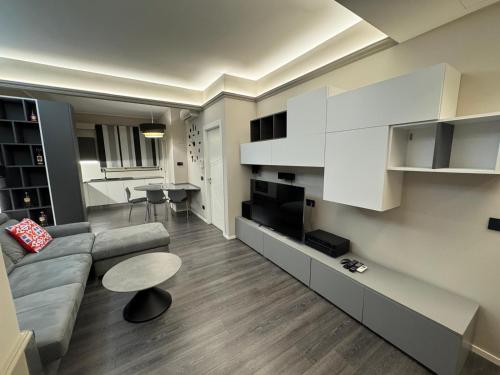 Χώρος καθιστικού στο Luxury Grey Apartment