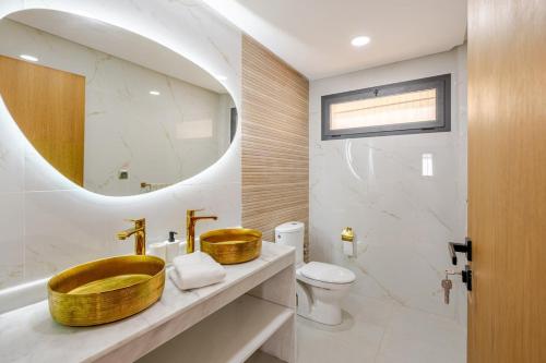 テマラにあるCharming Villa in Harhouraの木製の洗面台と鏡のあるバスルーム