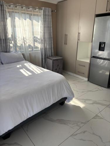 Ένα ή περισσότερα κρεβάτια σε δωμάτιο στο The Grove Studio Apartment
