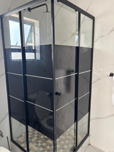 Ένα μπάνιο στο The Grove Studio Apartment