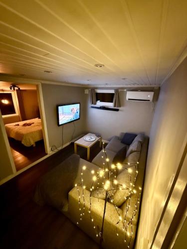 a living room with a couch and christmas lights at Gamla Binkagården in Berghem