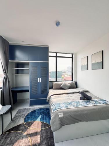 a bedroom with a large bed and a desk at The Little Hanoi - Cool Apartment - Lakeside in Hanoi