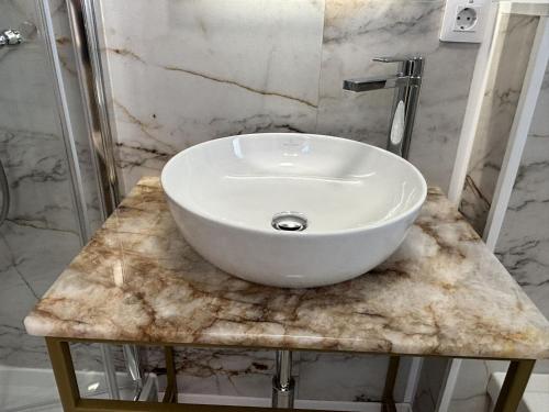 a white sink on a marble counter in a bathroom at Tiny Tännle in Rust