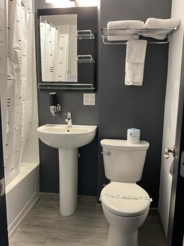 Un baño de The Streamline Hotel - Daytona Beach