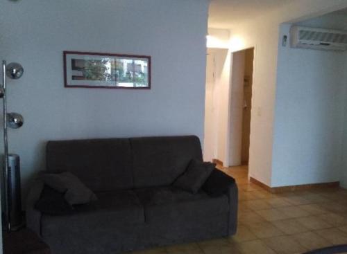 un salon avec un canapé et un tableau au mur dans l'établissement Centre Cannes Rouaze, à Cannes