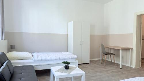 a living room with a couch and a table at Komfortable Apartments Neumünster Zentrum perfekt für Beruf & Handwerk in Neumünster