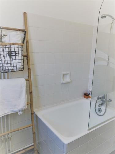 une salle de bain avec douche et baignoire dans l'établissement Agréable T3 proche métro, tram & périph, à Toulouse