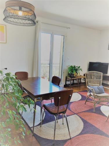 une salle à manger avec une table et des chaises dans une pièce dans l'établissement Agréable T3 proche métro, tram & périph, à Toulouse