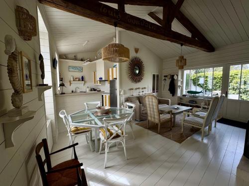 une cuisine et un salon avec une table et des chaises dans l'établissement Maison de charme 3 chambres Ile de Ré, la Couarde, à La Couarde-sur-Mer