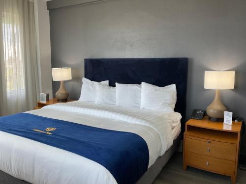 Una cama o camas en una habitación de The Streamline Hotel - Daytona Beach