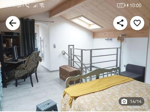 une chambre avec un lit, un bureau et une chaise dans l'établissement Casa Alegria, à Portel-des-Corbières