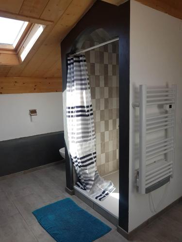 La salle de bains est pourvue d'une douche. dans l'établissement Casa Alegria, à Portel-des-Corbières