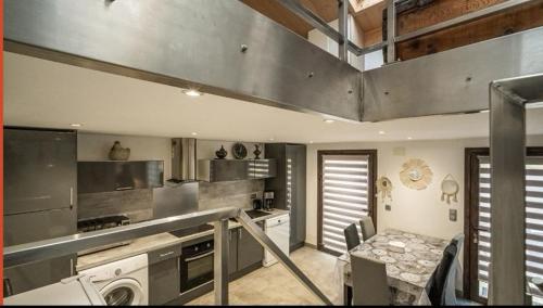 une cuisine avec une cuisinière et une table à l'intérieur dans l'établissement Casa Alegria, à Portel-des-Corbières