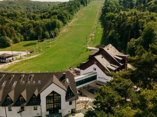 una vista aerea di un edificio con un campo verde di Hotel Arena Maribor a Maribor
