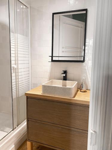 une salle de bain avec un lavabo et un miroir dans l'établissement L'appart Azur, 5 pers Joliette, à Marseille