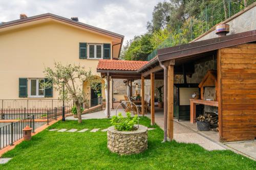 ein Haus mit einem Hof mit einem Haus in der Unterkunft Villa Lepre - Come to the silence in Casarza Ligure