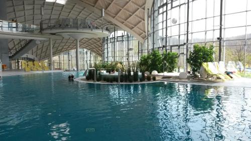 a large swimming pool in a building with a swimming pool at Ferienwohnung Sonnenschein Familie Hamdorf in Bad Sulza